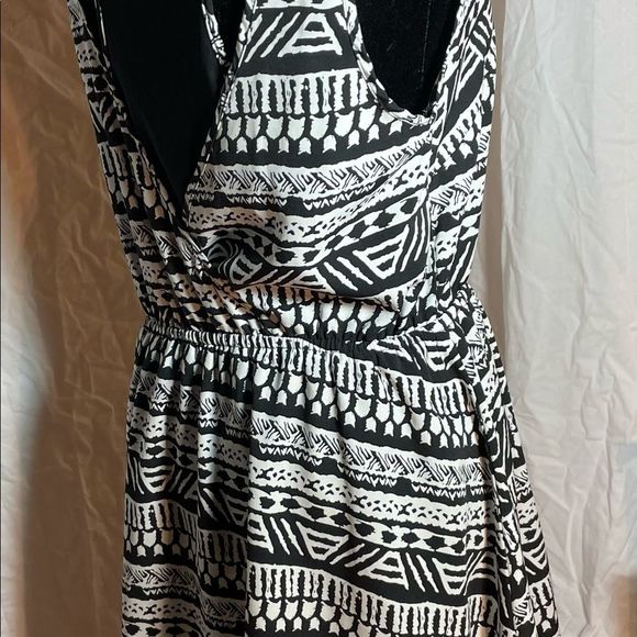 SOLD.   Forever 21 Black & White Boho Style Night Out Dress Size Large - Picture 8 of 12